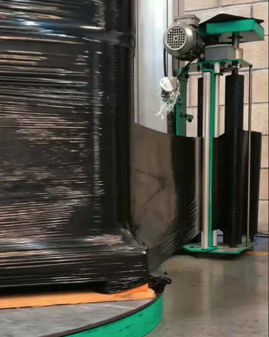 Palete sendo envolto com filme stretch preto na envolvedora