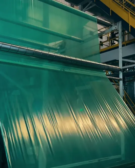 Filme stretch verde saindo da linha de produção